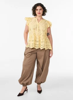 Ärmellose Bluse aus Lochstickerei mit Rüschen