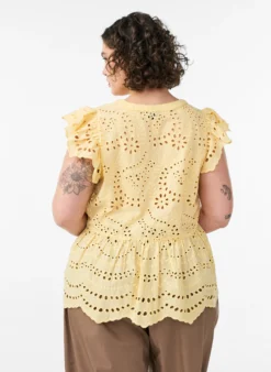 Ärmellose Bluse aus Lochstickerei mit Rüschen