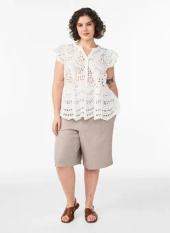 Ärmellose Bluse aus Lochstickerei mit Rüschen