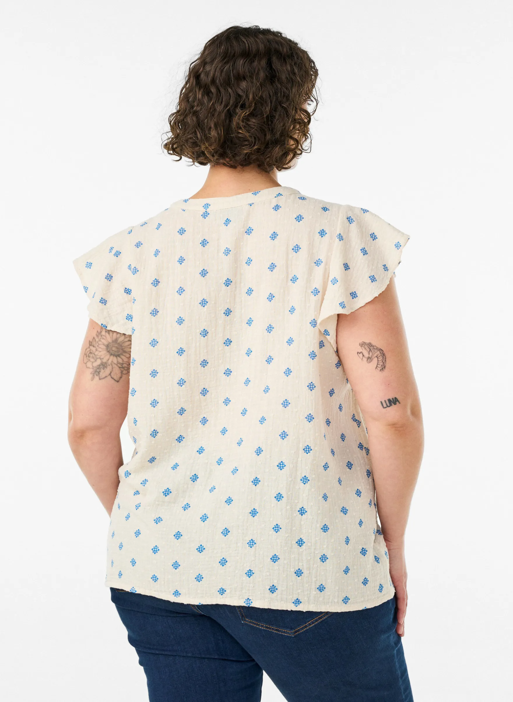 Ärmellose Bluse mit Häkelborte und Rüschendetail