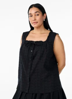 Ärmellose Bluse mit Lochstickerei und Rüschen