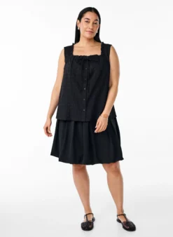 Ärmellose Bluse mit Lochstickerei und Rüschen