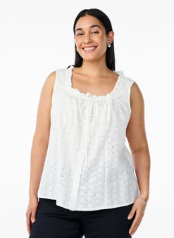 Ärmellose Bluse mit Lochstickerei und Rüschen