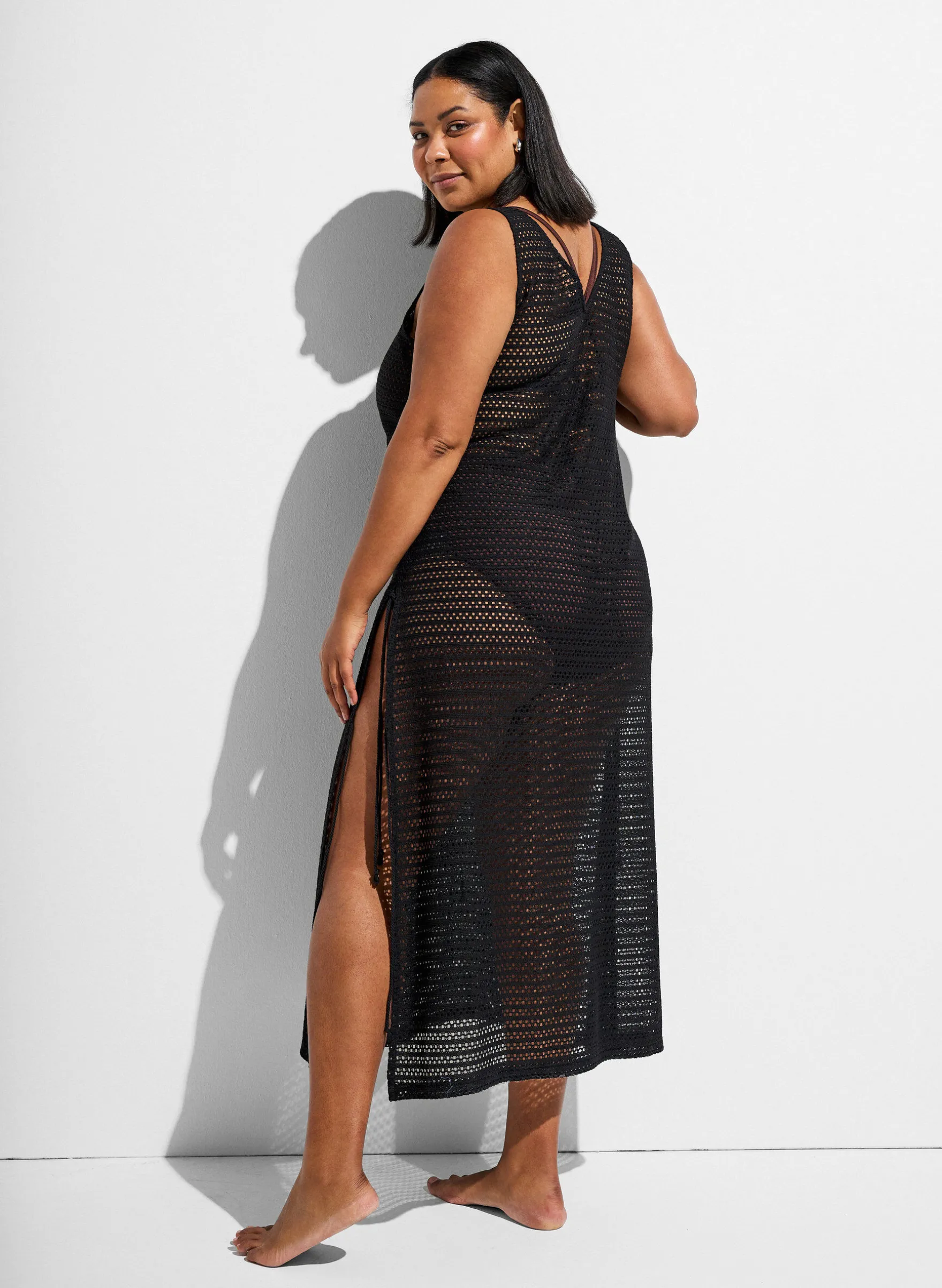 Ärmelloses Strandkleid mit Lochstickerei und Seitenschlitzen