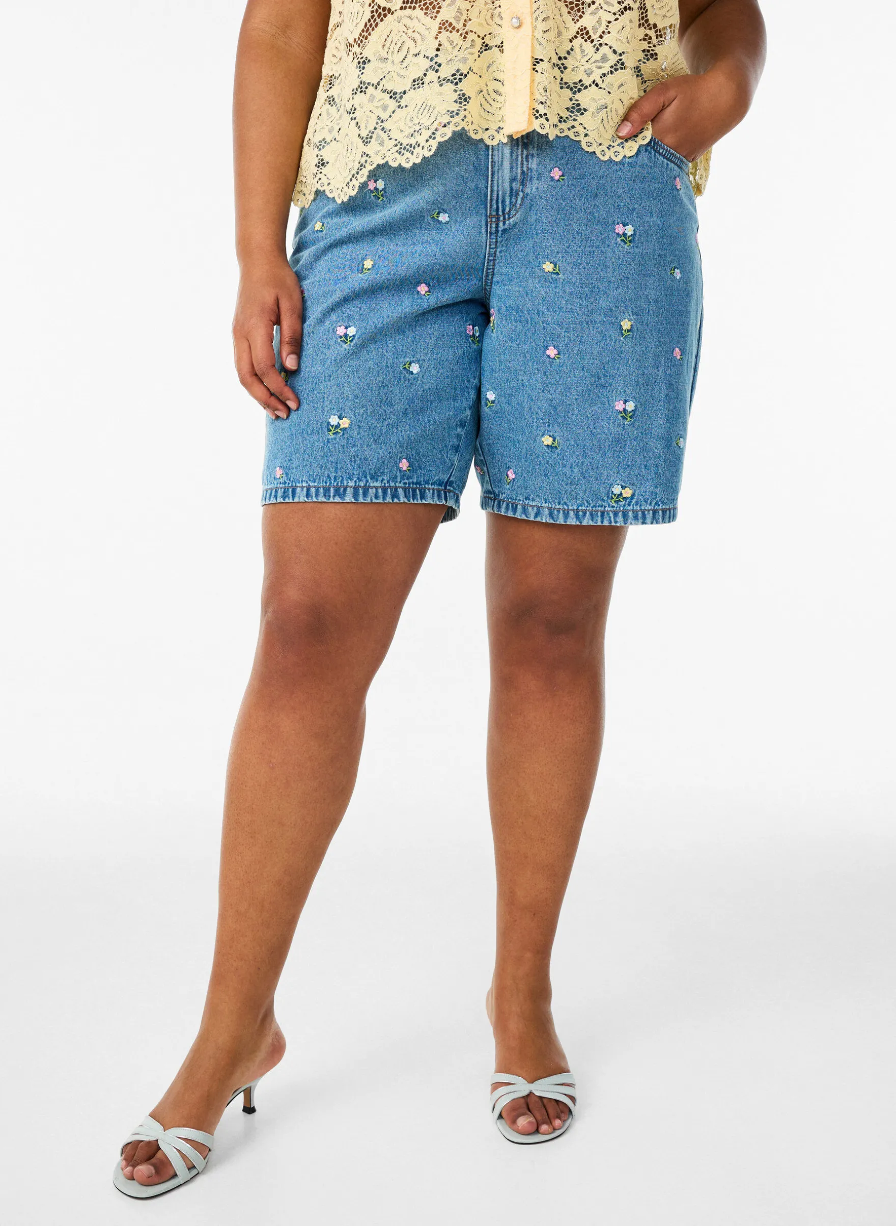 Shorts aus Denim mit bestickten Blumen