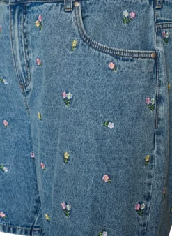 Shorts aus Denim mit bestickten Blumen