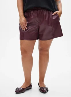 Shorts aus Kunstleder mit elastischem Bund