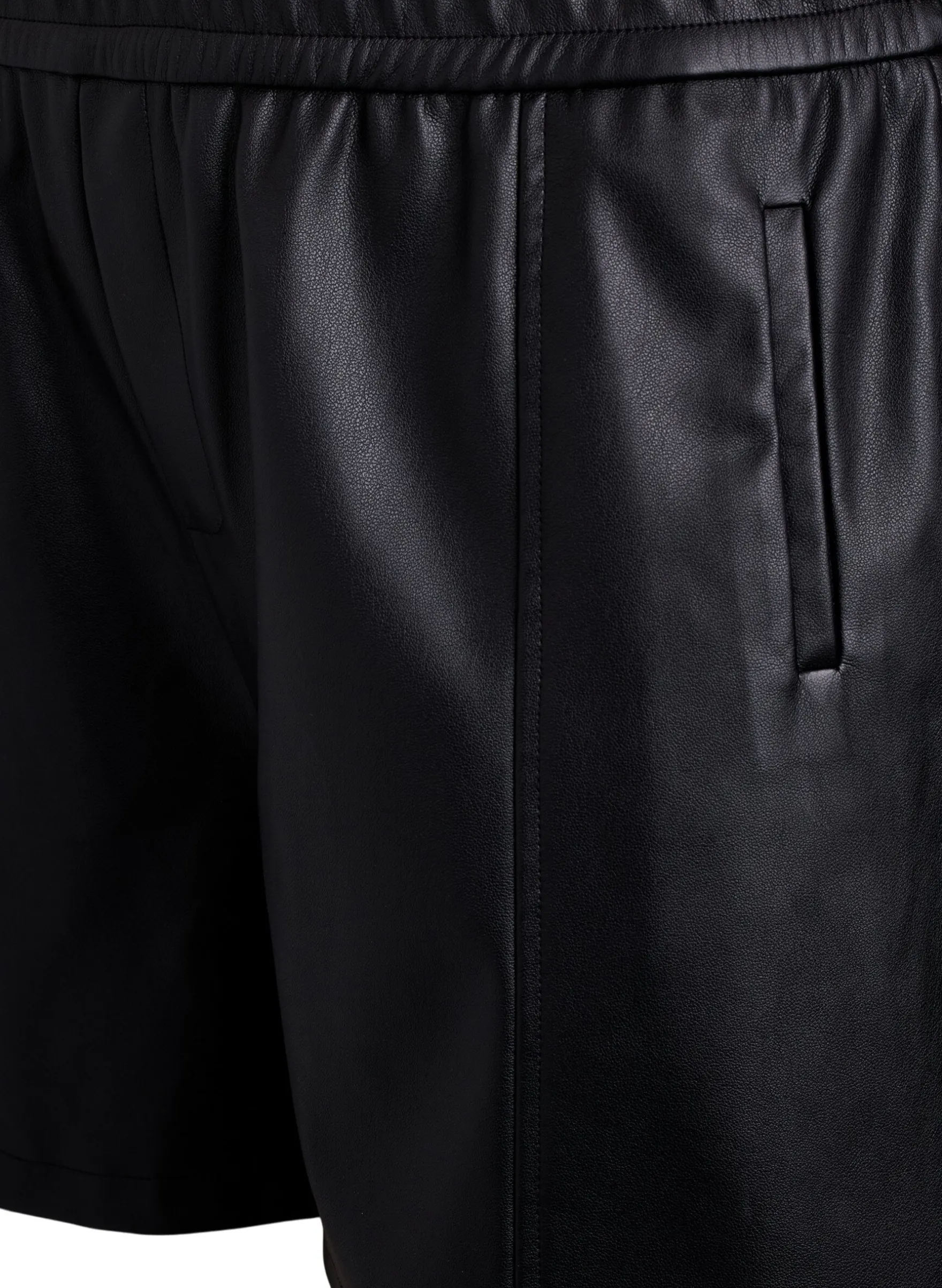 Shorts aus Kunstleder mit elastischem Bund