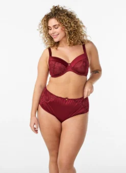 Slip mit Spitze und einem Schleifendetail hinten