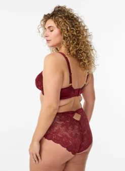 Slip mit Spitze und einem Schleifendetail hinten