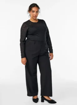 Spitzenbluse mit Rundhalsausschnitt und Slim Fit