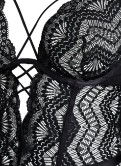 Spitzenbody mit Schnürdetails