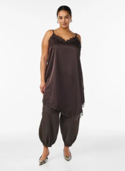 Spitzenkleid in Satinoptik
