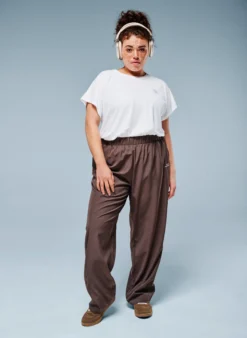 Sportliche Hose mit hoher Taille und geraden Beinen
