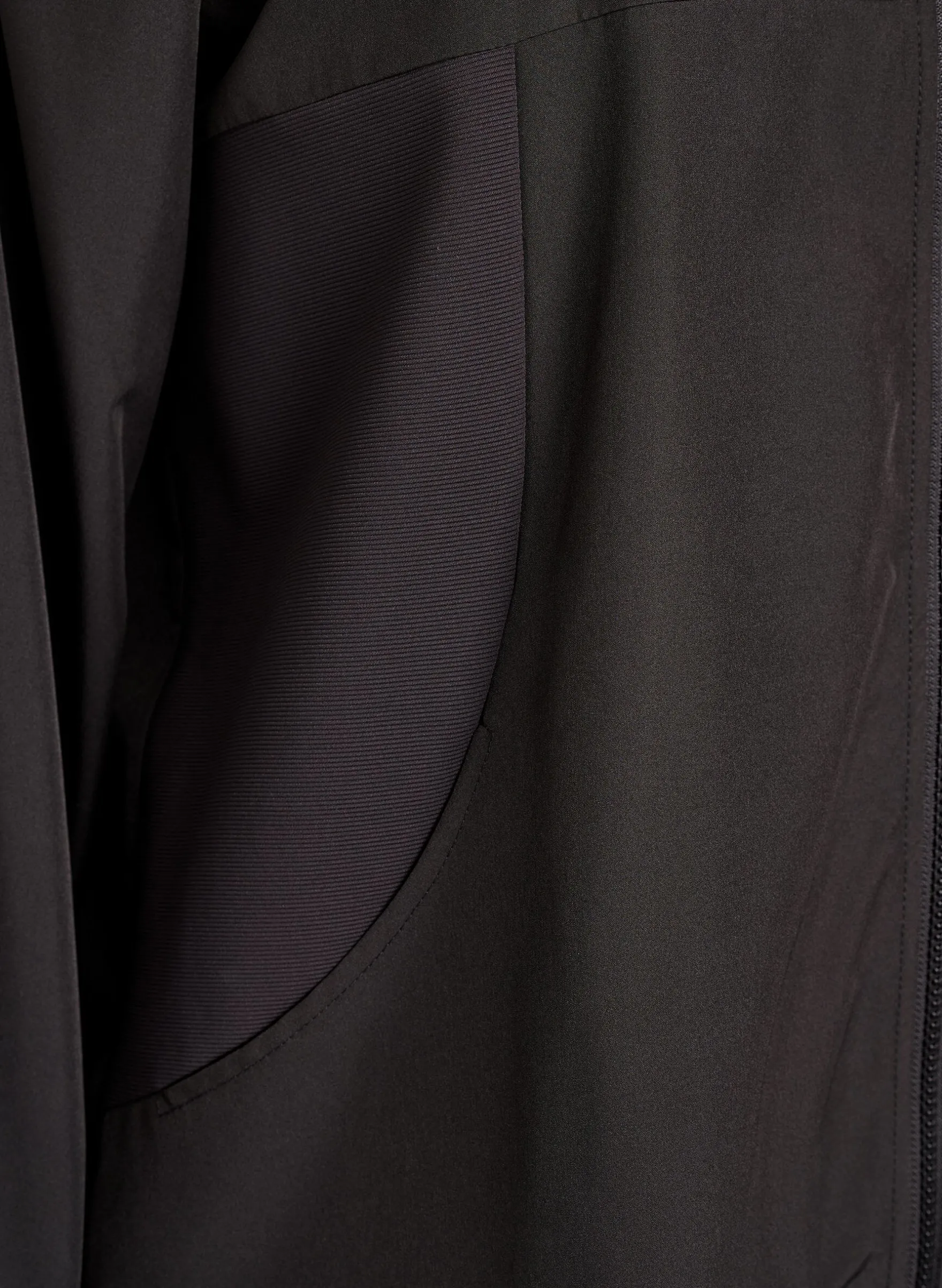 Sportliche Leichtjacke mit hohem Kragen und Taschen