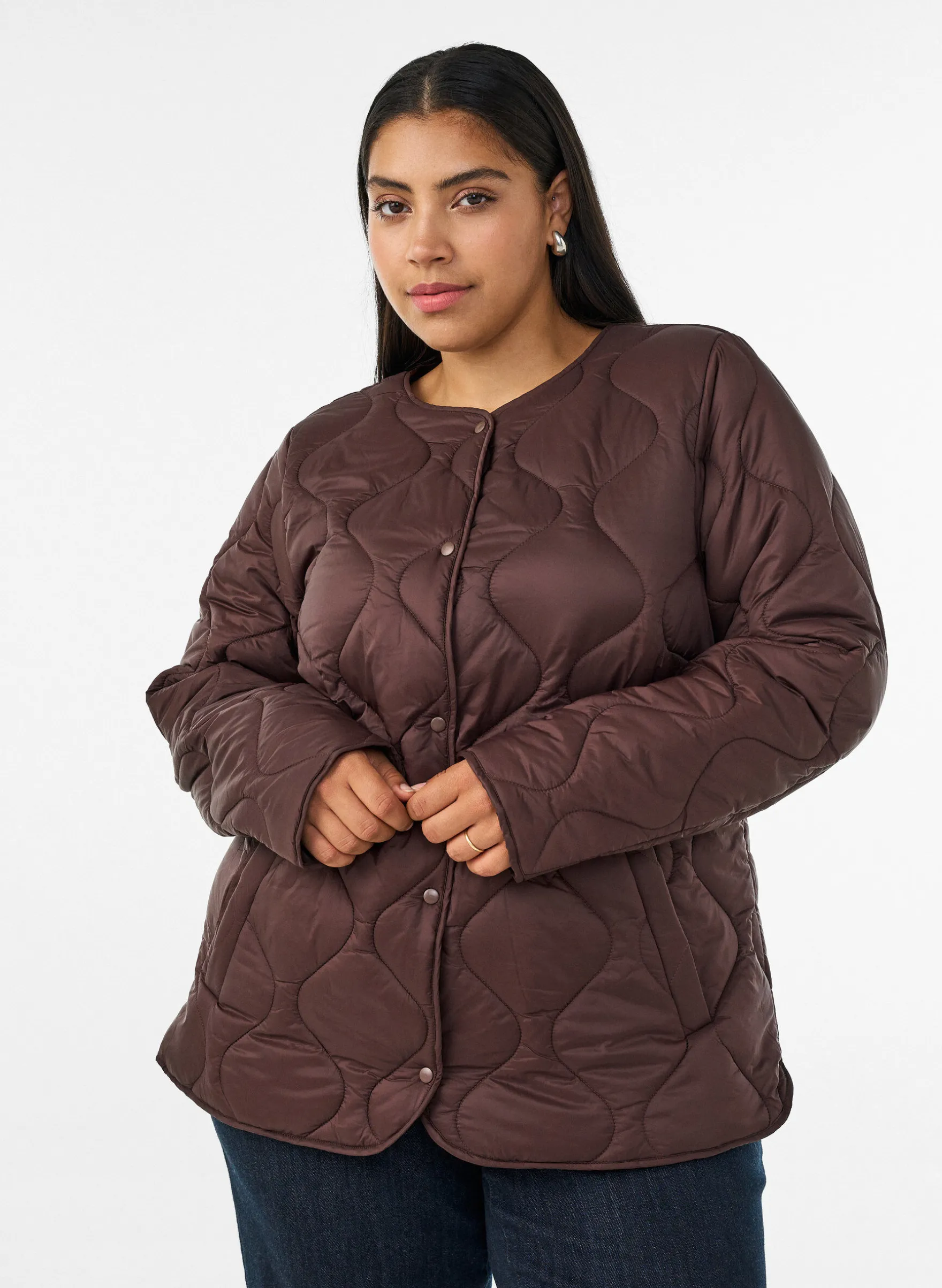 Steppjacke mit Druckknöpfen und Rundhalsausschnitt