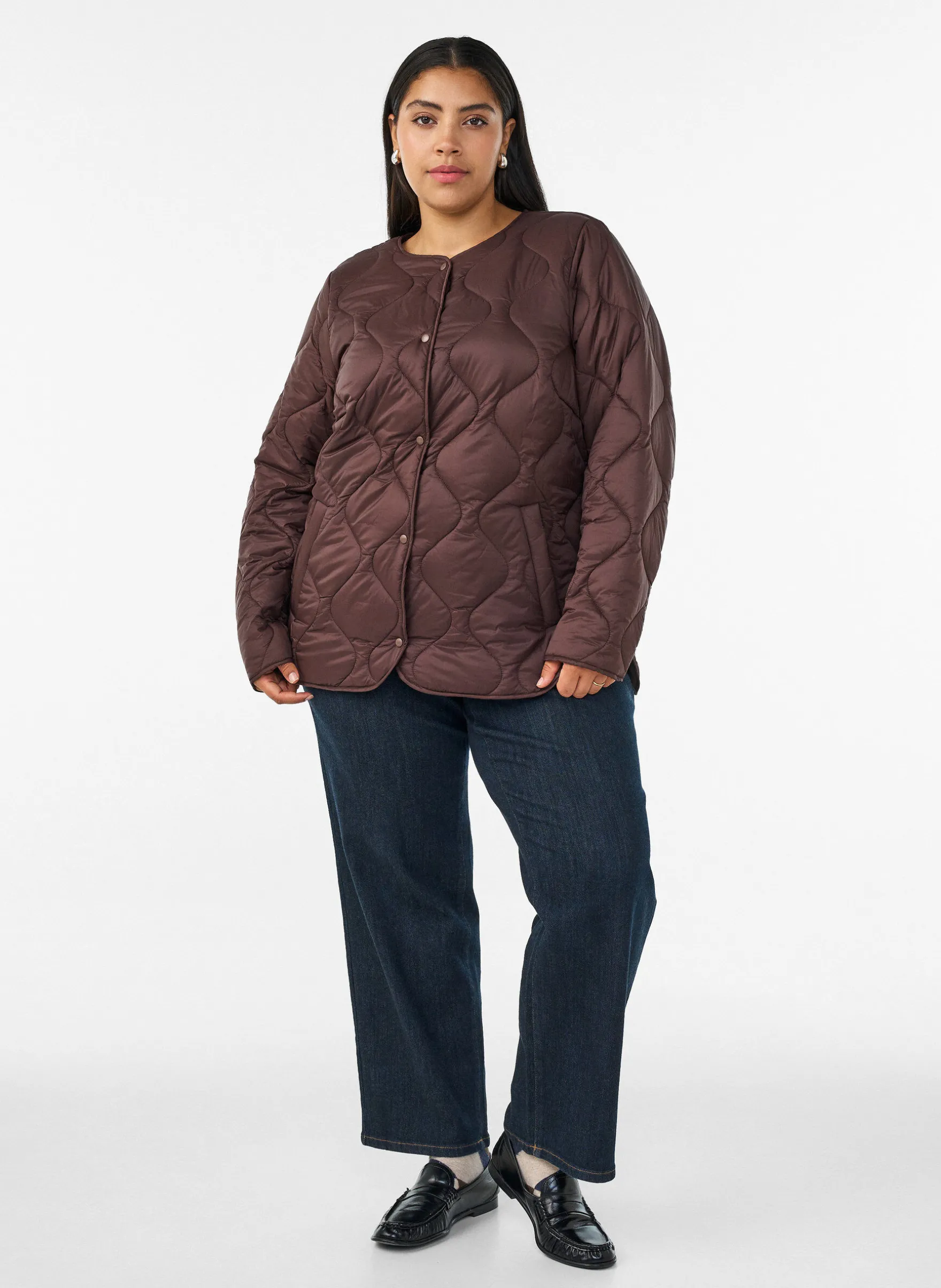 Steppjacke mit Druckknöpfen und Rundhalsausschnitt