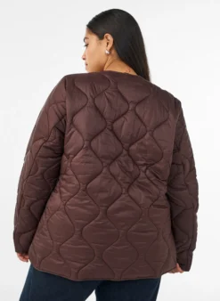 Steppjacke mit Druckknöpfen und Rundhalsausschnitt