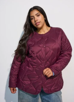 Steppjacke mit Druckknöpfen und Rundhalsausschnitt