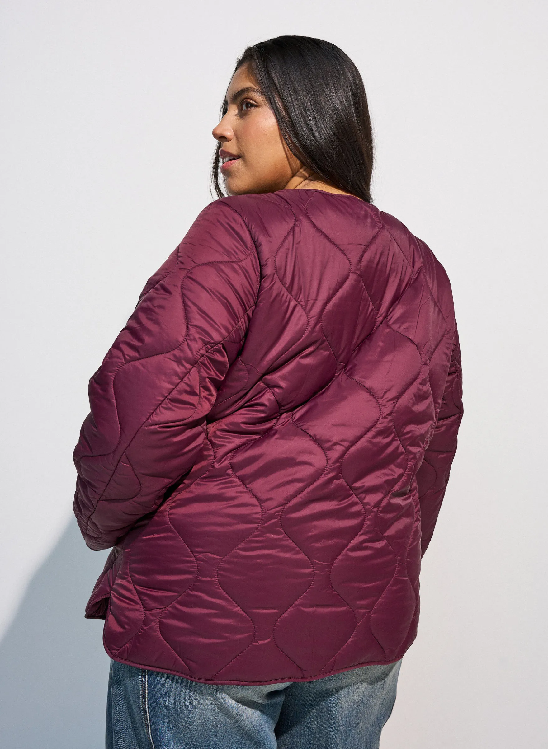 Steppjacke mit Druckknöpfen und Rundhalsausschnitt