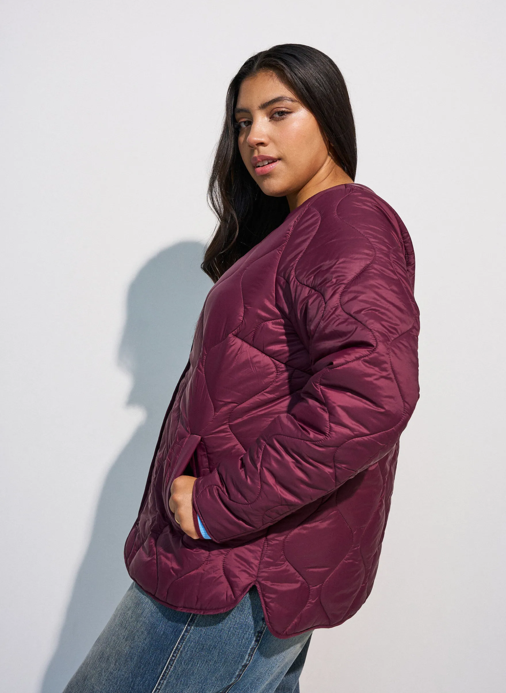 Steppjacke mit Druckknöpfen und Rundhalsausschnitt