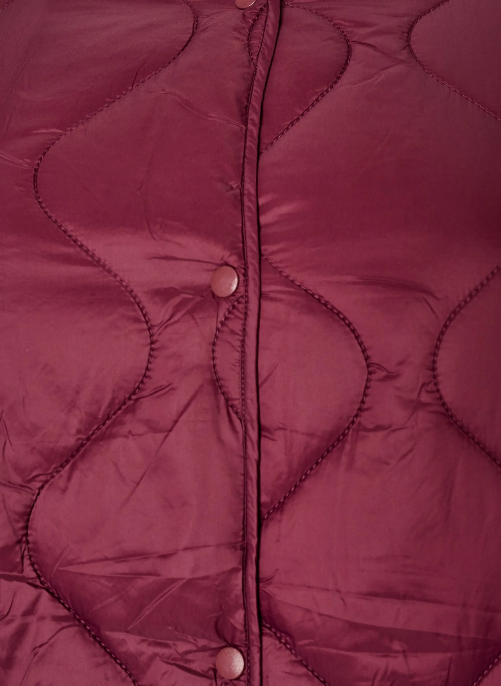 Steppjacke mit Druckknöpfen und Rundhalsausschnitt