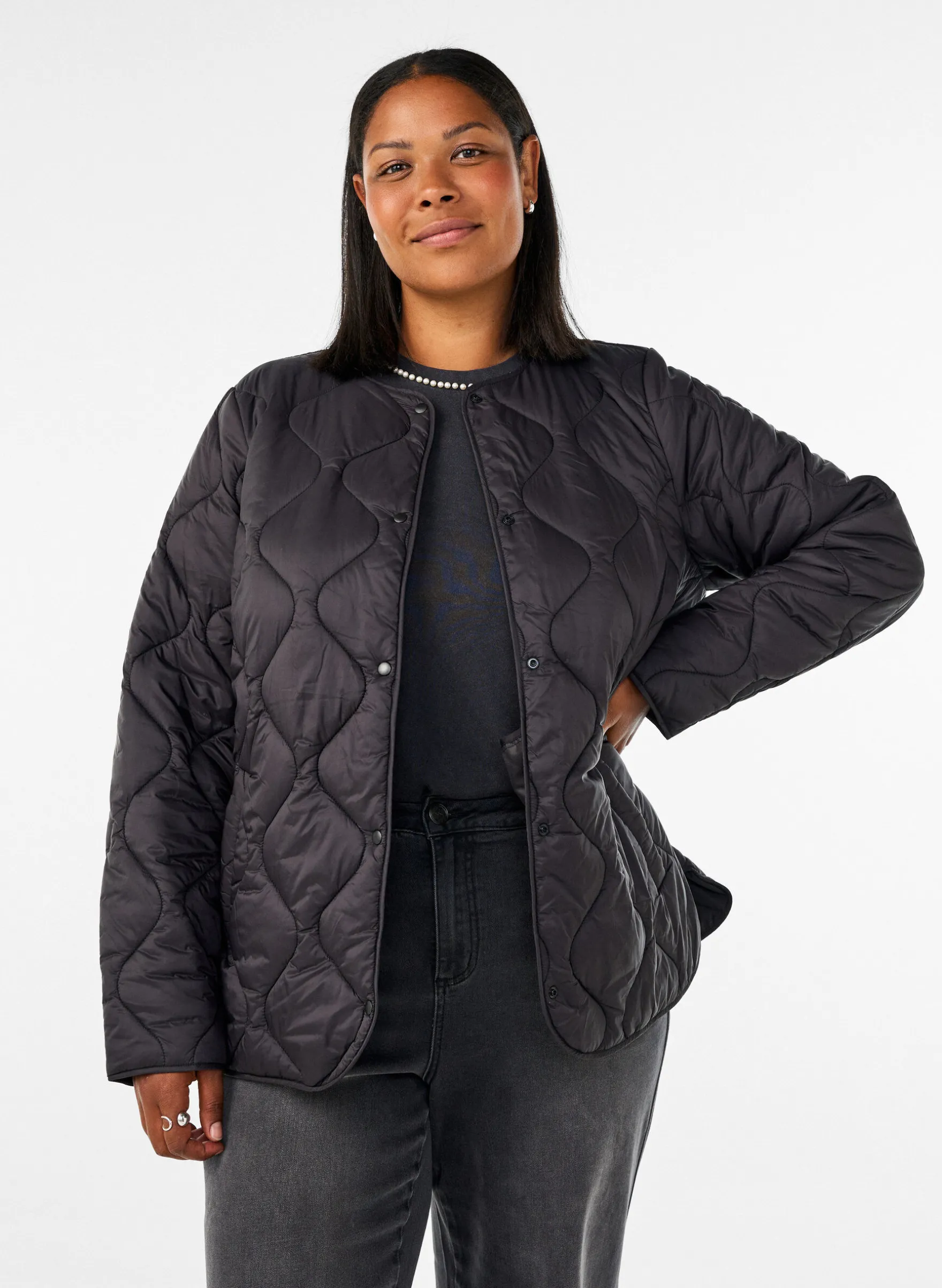 Steppjacke mit Druckknöpfen und Rundhalsausschnitt