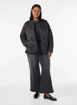 Steppjacke mit Druckknöpfen und Rundhalsausschnitt