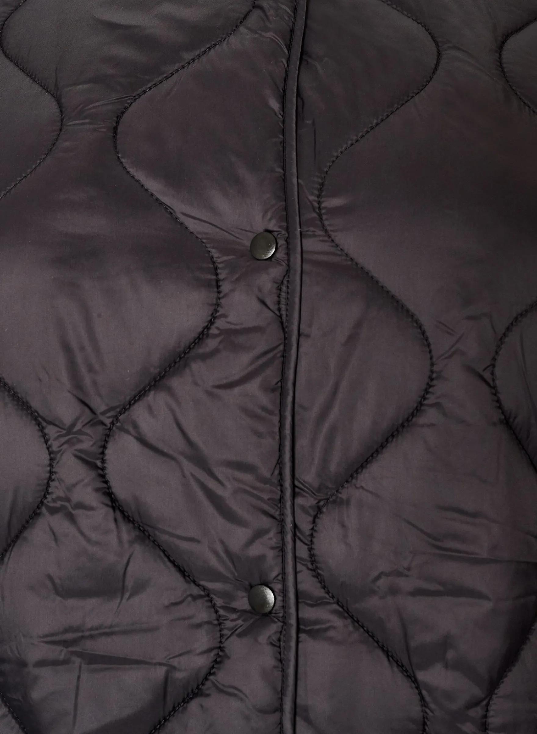 Steppjacke mit Druckknöpfen und Rundhalsausschnitt