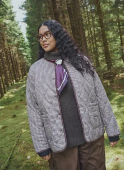 Steppjacke mit kleinem Karomuster und Kontrastbesatz
