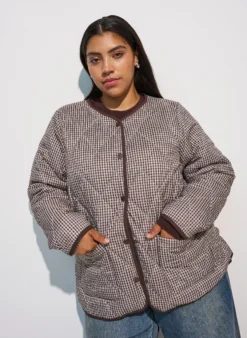 Steppjacke mit kleinem Karomuster und Kontrastbesatz