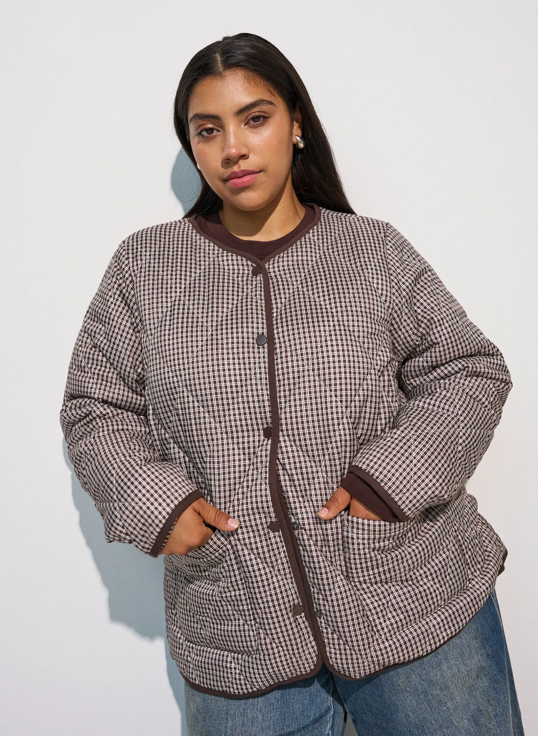 Steppjacke mit kleinem Karomuster und Kontrastbesatz