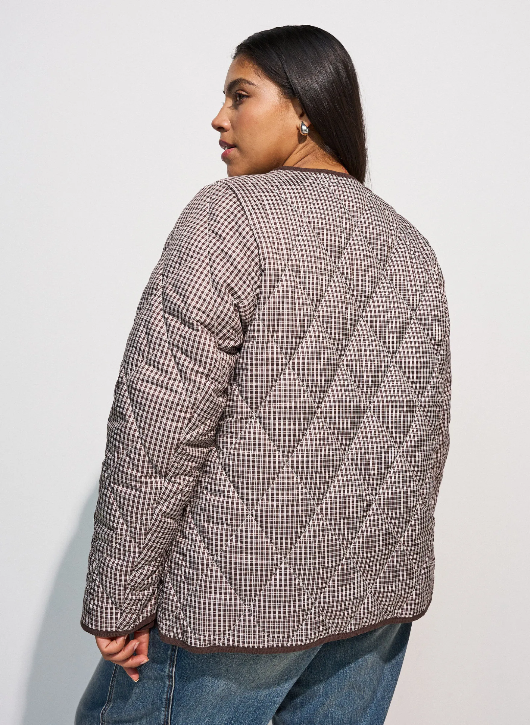 Steppjacke mit kleinem Karomuster und Kontrastbesatz