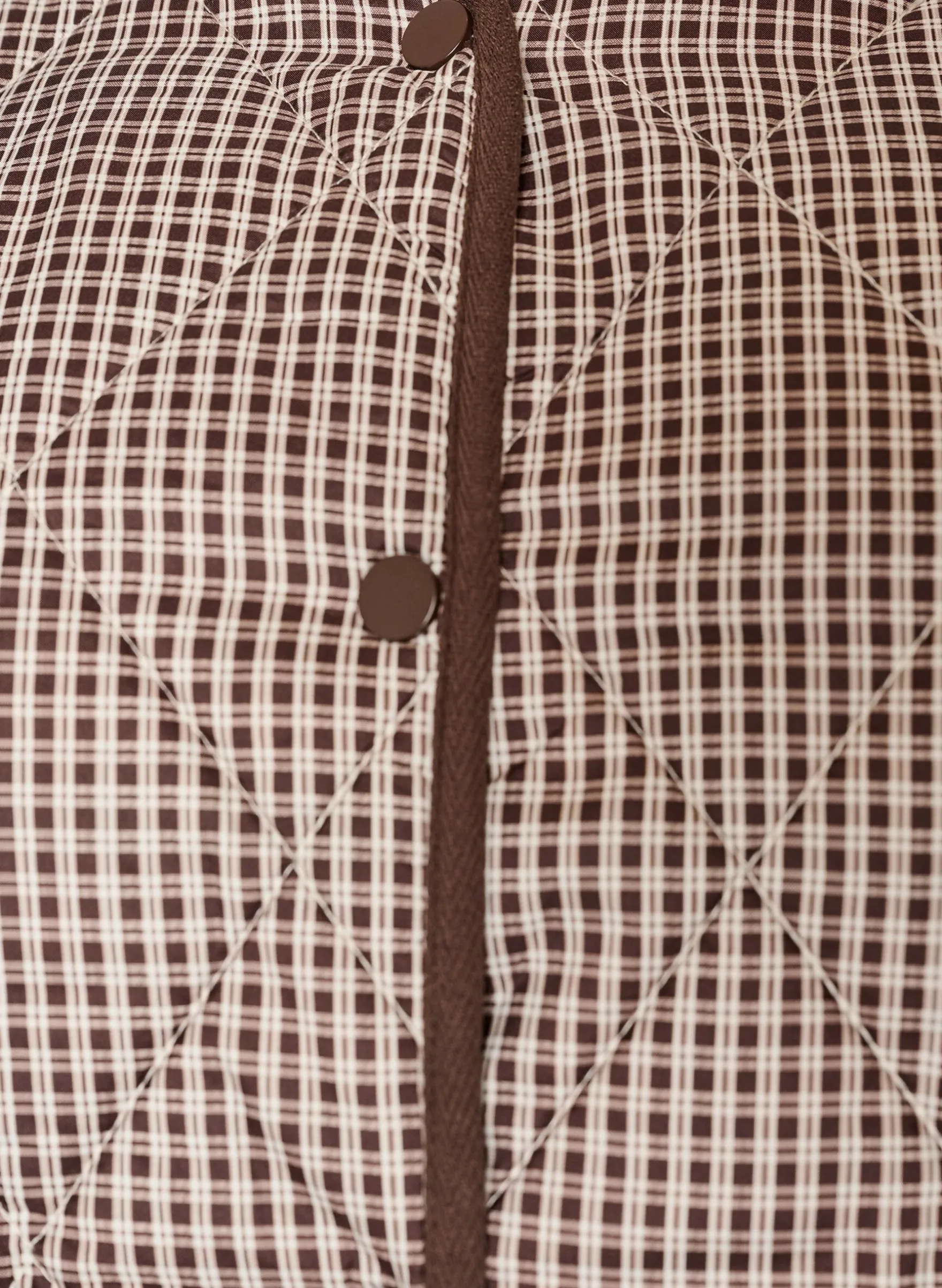 Steppjacke mit kleinem Karomuster und Kontrastbesatz