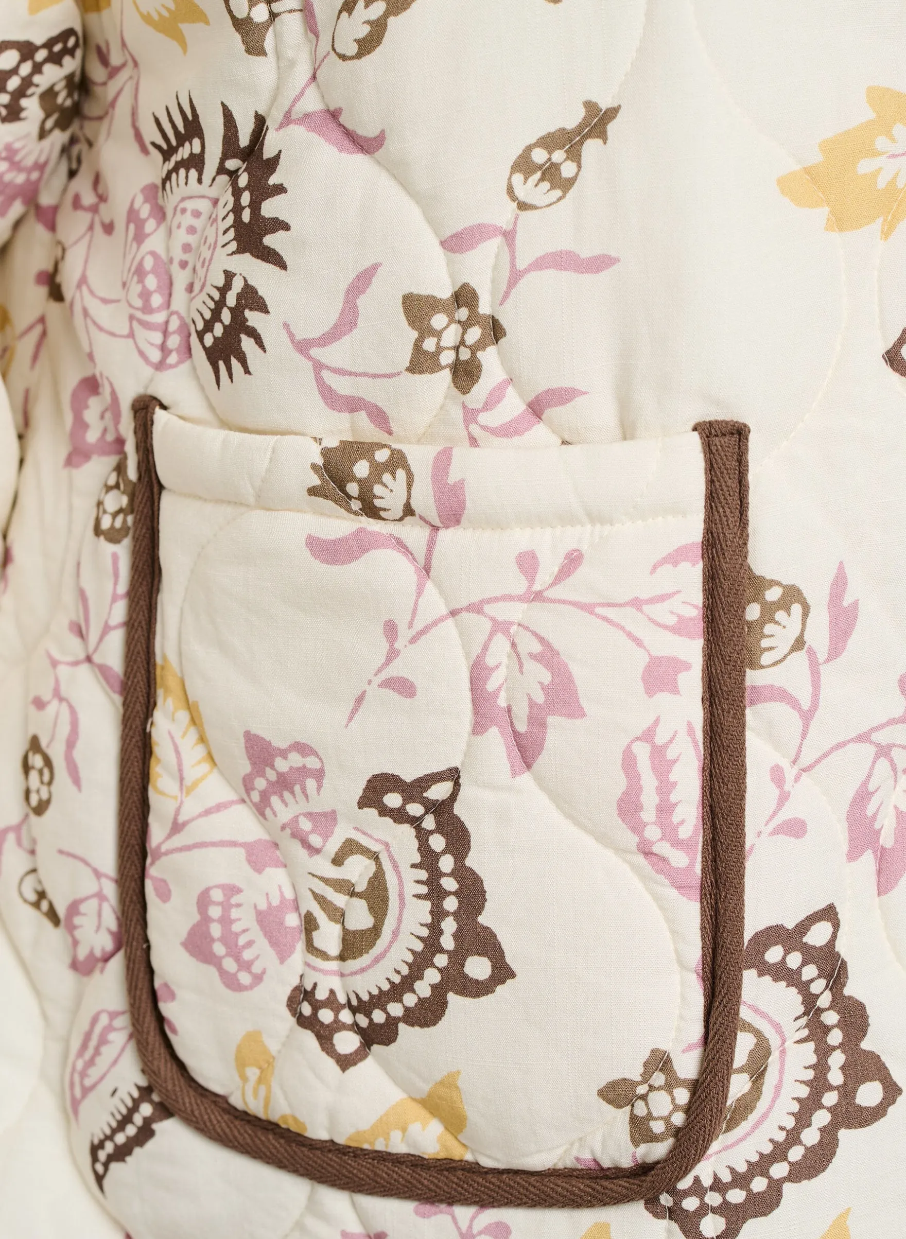 Steppjacke mit Knöpfen und geblümtem Muster