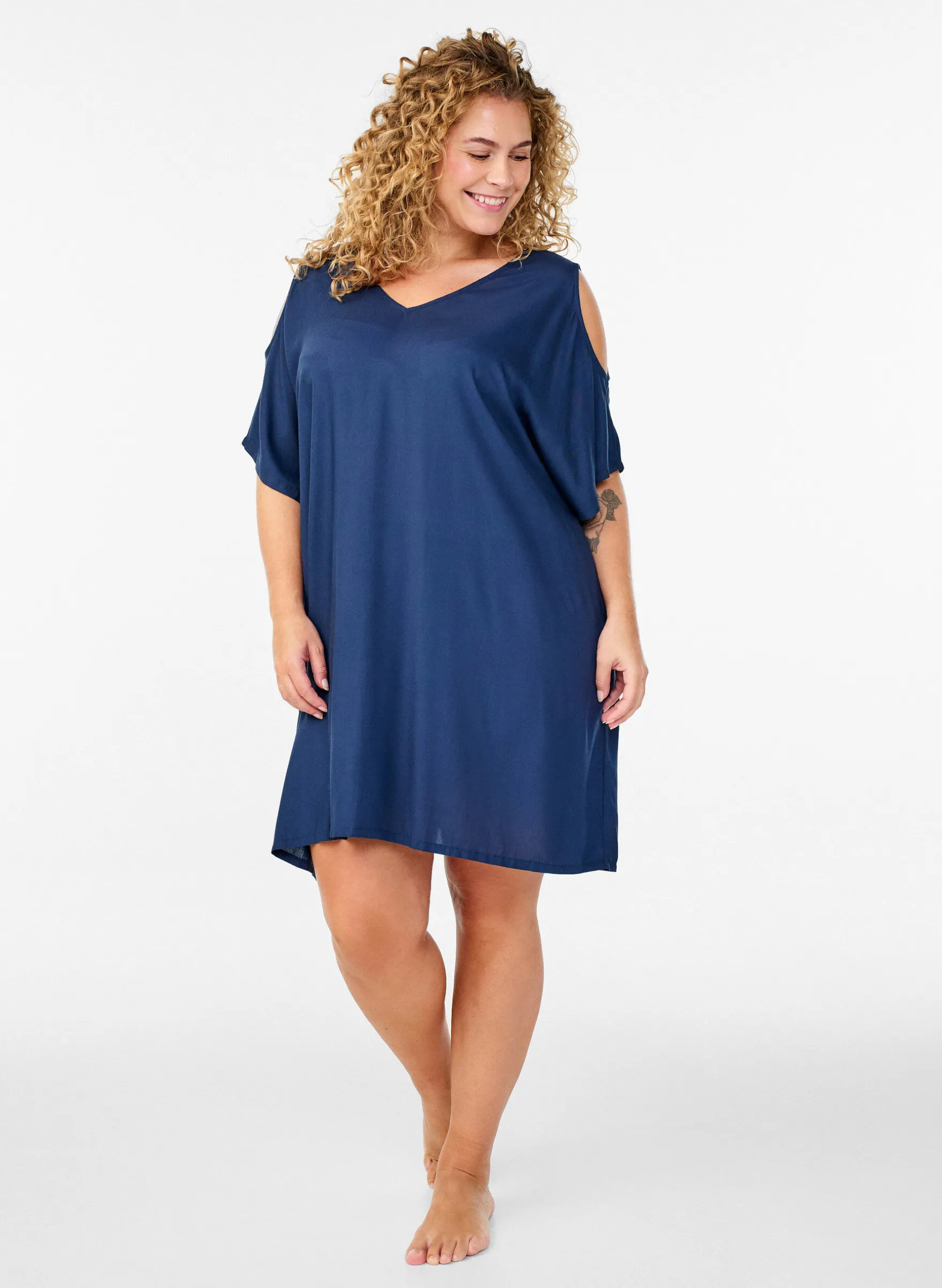 Strandkleid aus Viskose mit Schulterdetail