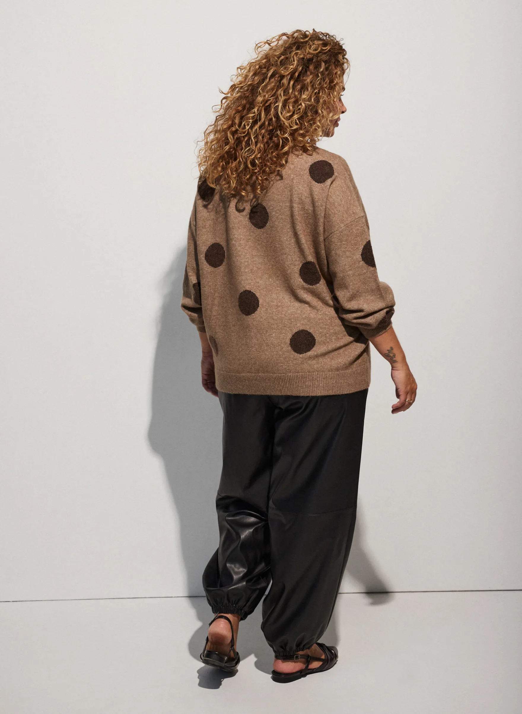 Strickbluse mit gepunktetem Muster