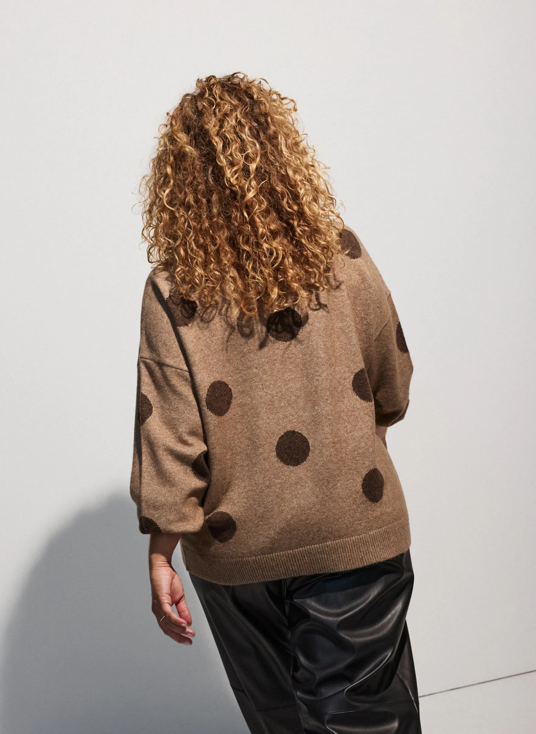 Strickbluse mit gepunktetem Muster