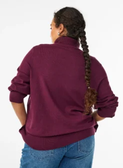 Strickbluse mit Rollkragen und seitlichen Knöpfen