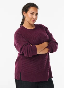 Strickbluse mit V-förmigem Rippenmuster und Schlitzen