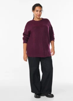 Strickbluse mit V-förmigem Rippenmuster und Schlitzen