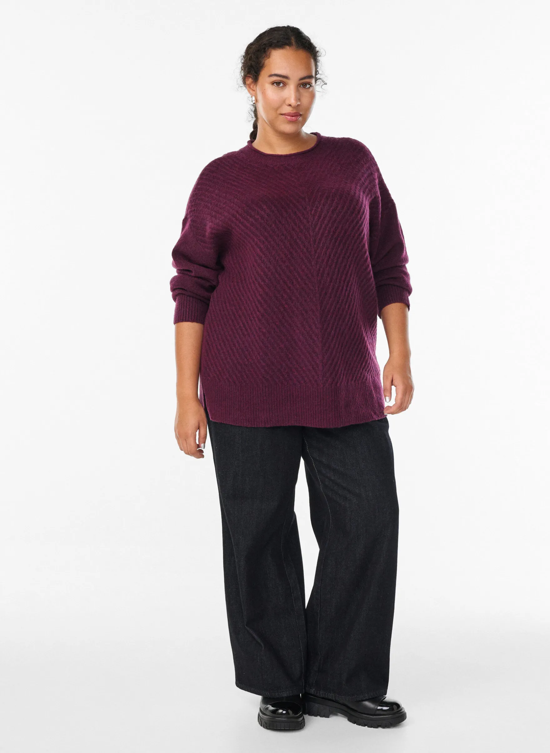 Strickbluse mit V-förmigem Rippenmuster und Schlitzen