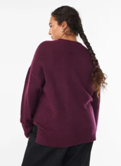 Strickbluse mit V-förmigem Rippenmuster und Schlitzen