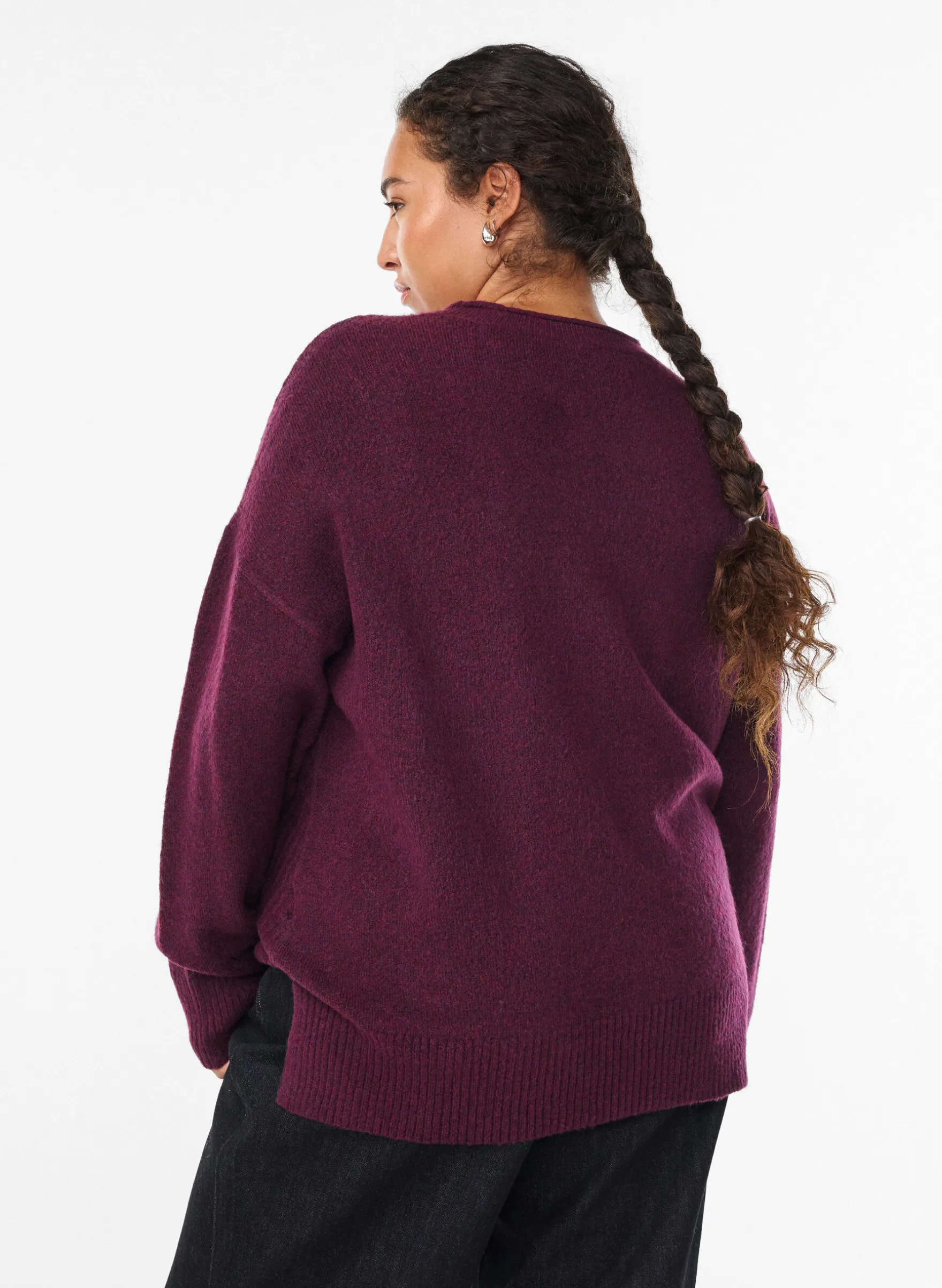 Strickbluse mit V-förmigem Rippenmuster und Schlitzen