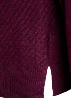Strickbluse mit V-förmigem Rippenmuster und Schlitzen
