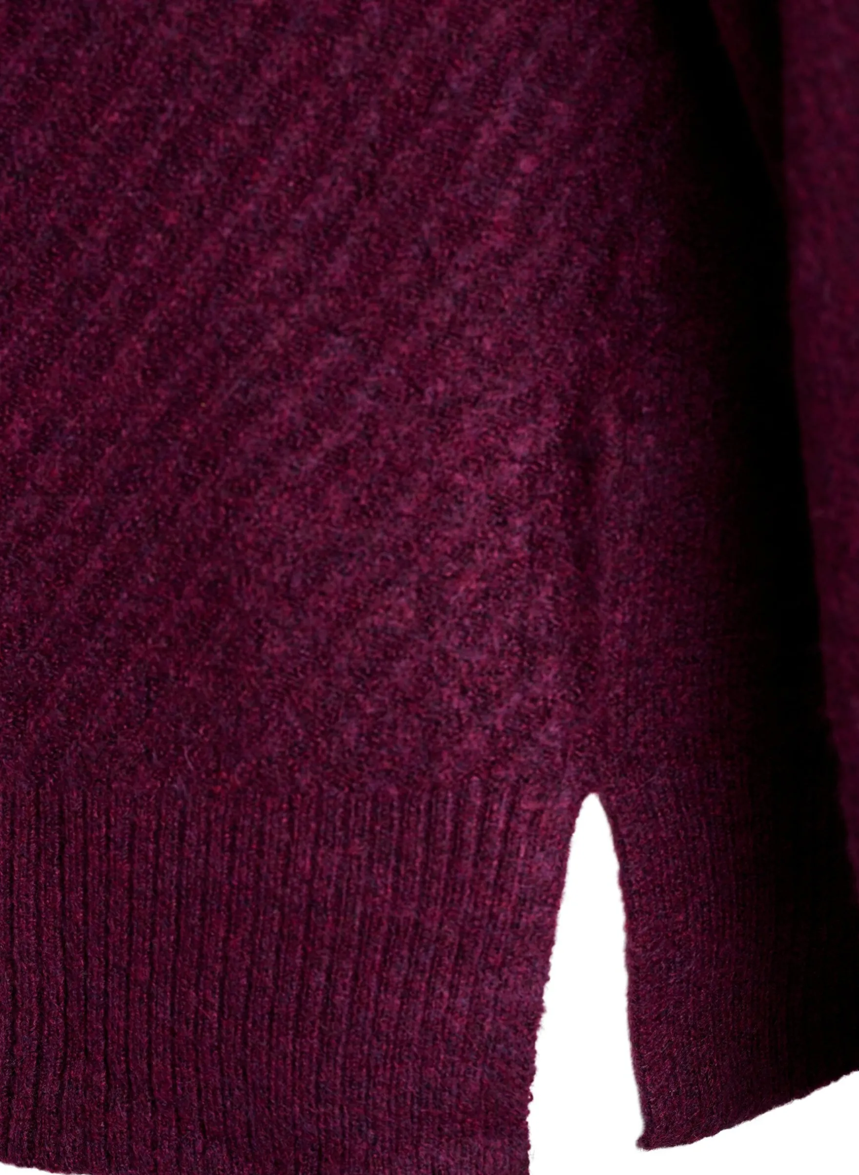 Strickbluse mit V-förmigem Rippenmuster und Schlitzen