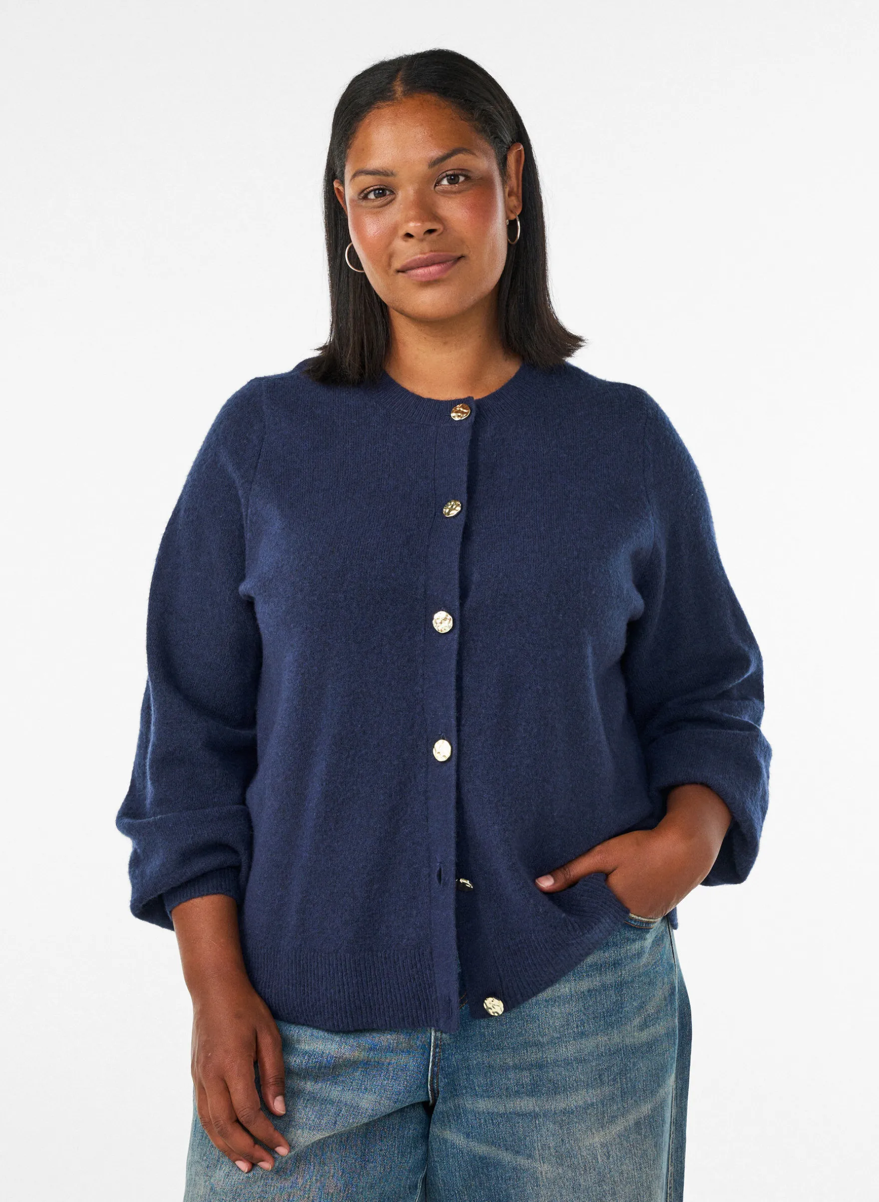 Strickjacke aus weichem Strick mit goldfarbenen Knöpfen