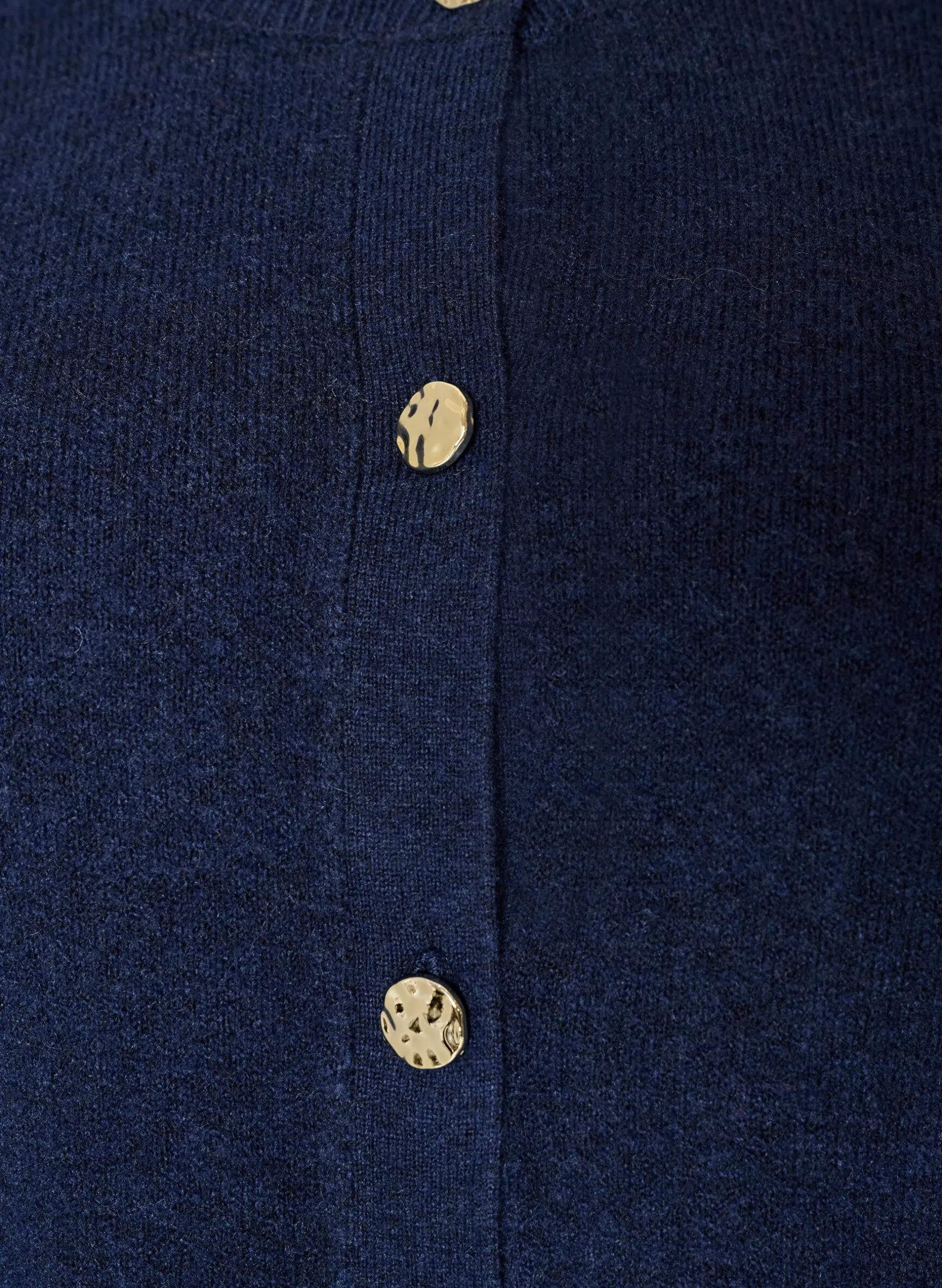 Strickjacke aus weichem Strick mit goldfarbenen Knöpfen