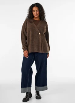 Strickjacke mit asymmetrischem Verschluss