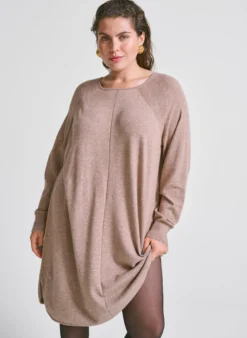 Strickkleid mit Rundhalsausschnitt und Strickmuster